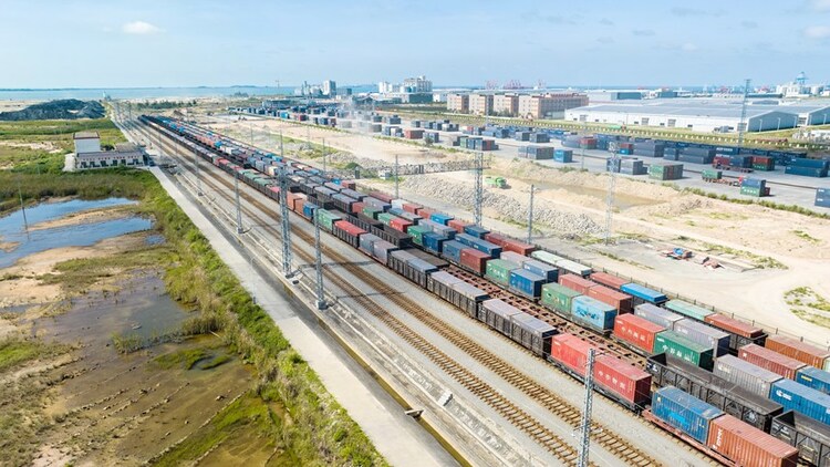 上半年西部陆海新通道班列运输货物42.4万标箱 同比增长10.5%