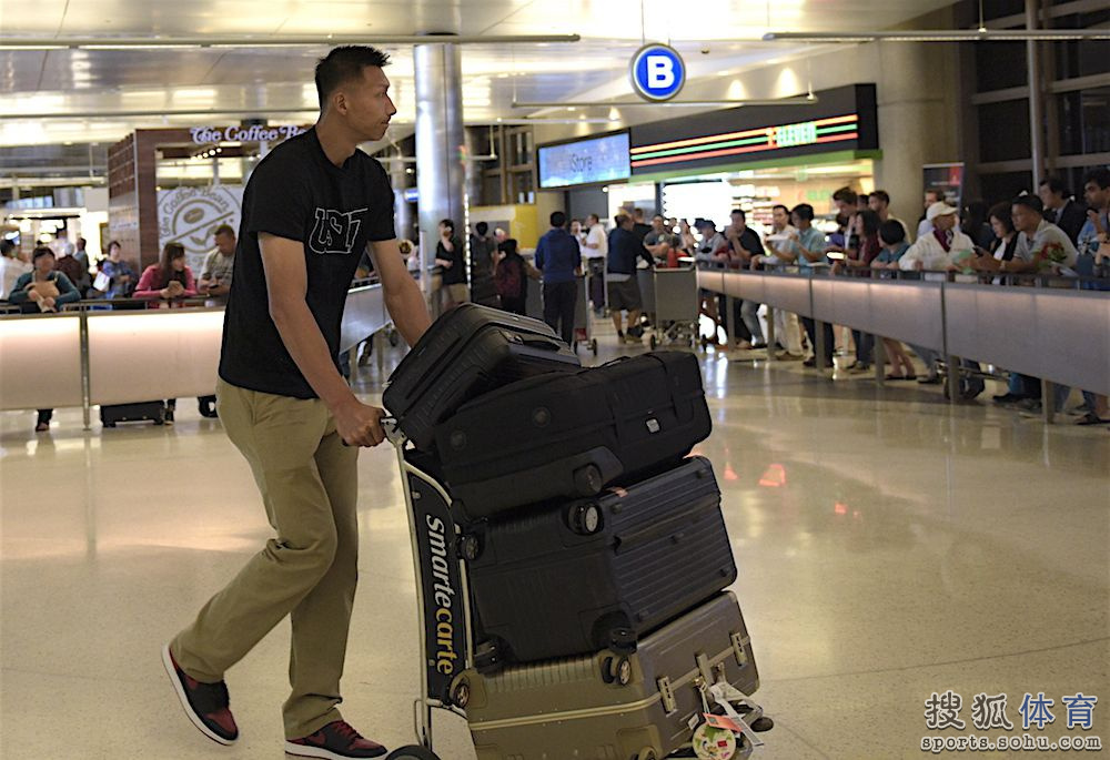 高清：阿聯抵洛城開啟NBA之旅 機場乘豪車離開