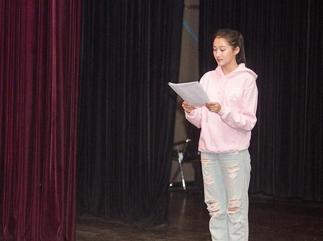 关晓彤开学典礼将作为代表发言 父亲下恋情禁令