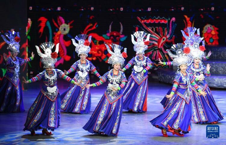 （中首）贵州大型民族歌舞《多彩贵州风》成功演出5000场