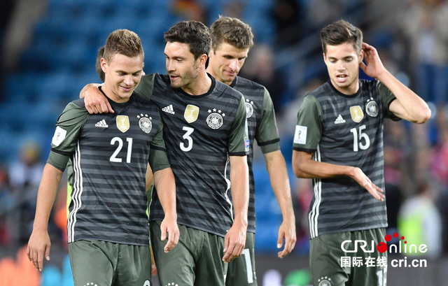 赫韦德斯,胡梅尔斯;穆勒,赫迪拉(84,魏格尔),克罗斯,赫克托;厄齐尔