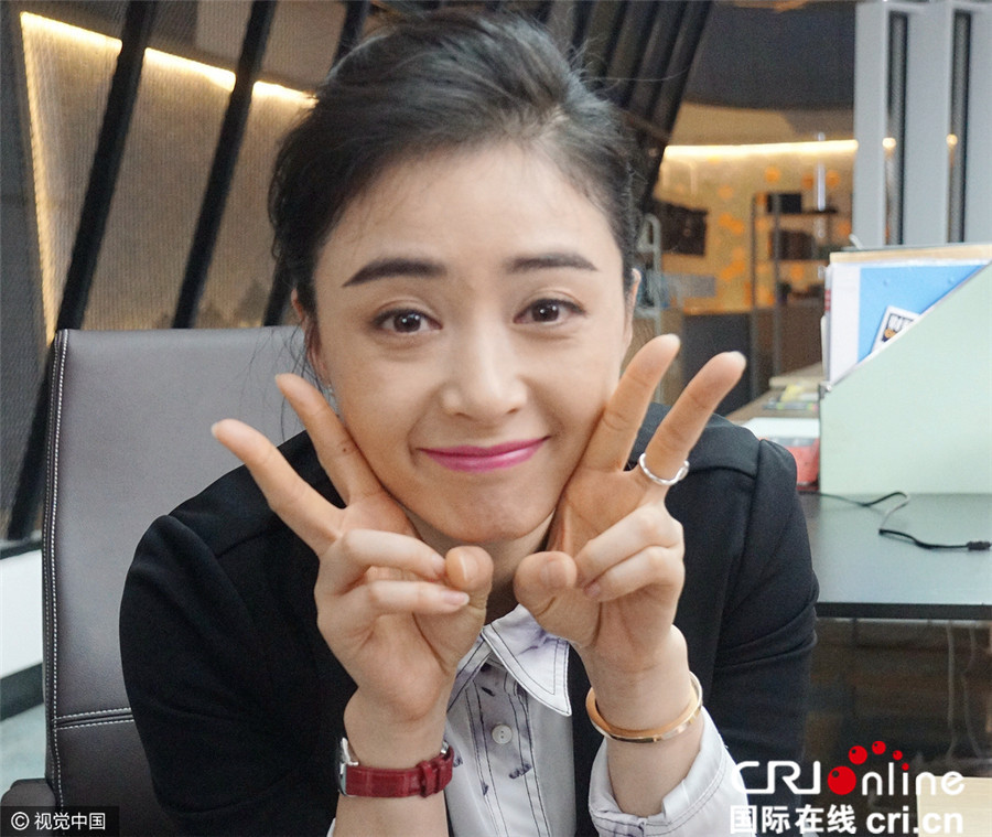 暴走表情包！ 蒋欣斜眼嘟嘴频露狂笑变逗比