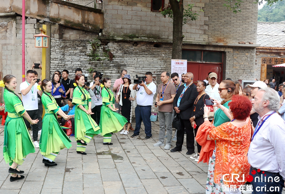 On Journey of Pursuing Green Development, More than 20 Diplomats in China Embarks on a Trip to Experience Colorful Ecological Civilization of Guizhou_fororder_图片5