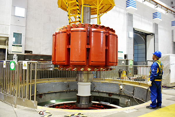 川西一座水电站完成升级改造_fororder_电力工人正在将渔子溪电站1号机组转子吊装入基坑-供图-郑思奇