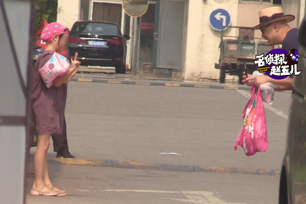 徐峥带闺女游泳享天伦 徐小宝逗比像爹眯眼像妈