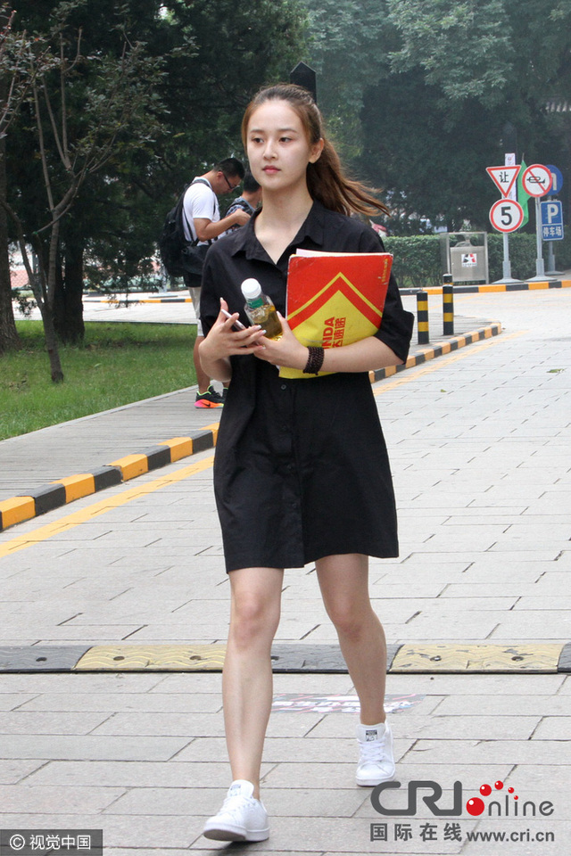 北影新生报到俊男美女扎堆新生撞脸迪丽热巴