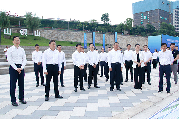 （张）“牢固树立上游意识 守护好一江清水”川滇黔渝联合行动在四川宜宾启动_fororder_与会参观“守护好一江清水”成效展-摄影-何芳