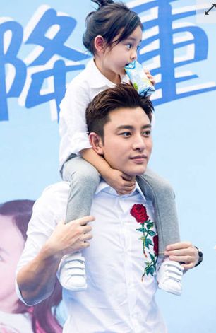 甜馨坐贾乃亮肩头呆萌 丸子头小公主喝奶萌翻全场