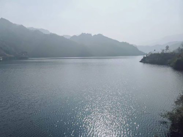 （张）高峡平湖 德阳什邡冰川湖碧波荡漾美如画_fororder_qxlarge-dsc-2BA96CA4945A4A1002EA66D0D1B408BA