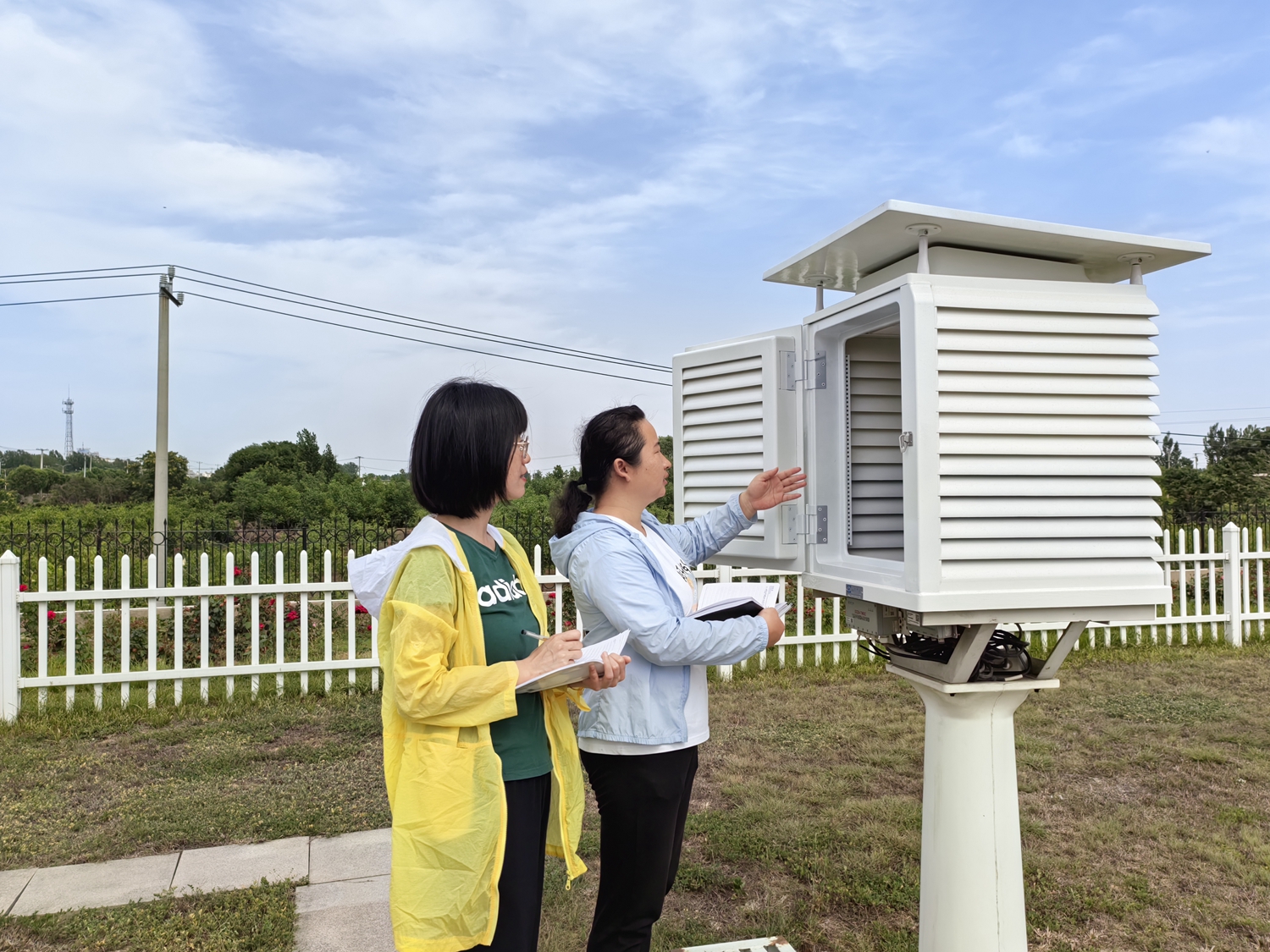 图片默认标题_fororder_保定满城区气象台工作人员查看百叶箱 摄影 刘月