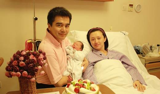 2008年许亚军和比自己小12岁张澍相恋,2010年生育一子.