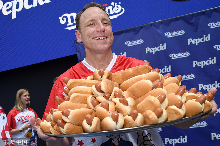 10分钟吃掉62个！美国热狗大赛冠军成功卫冕