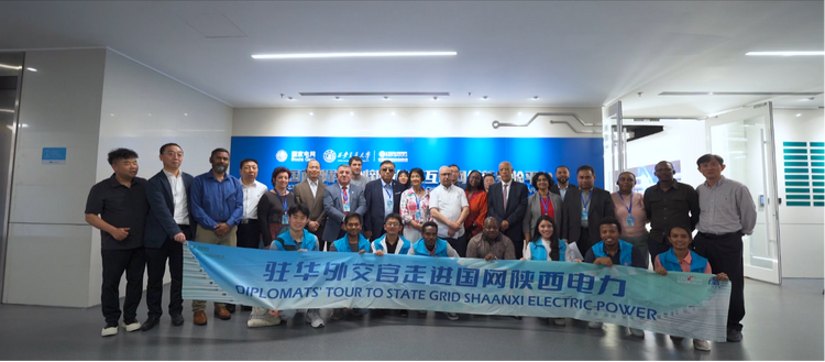 驻华外交官探访中国西部科技创新港能源互联网创新实验平台 赞校企“强强联合”_fororder_图片40