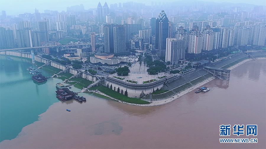 重庆：长江乌江交汇处形成“鸳鸯锅”景观