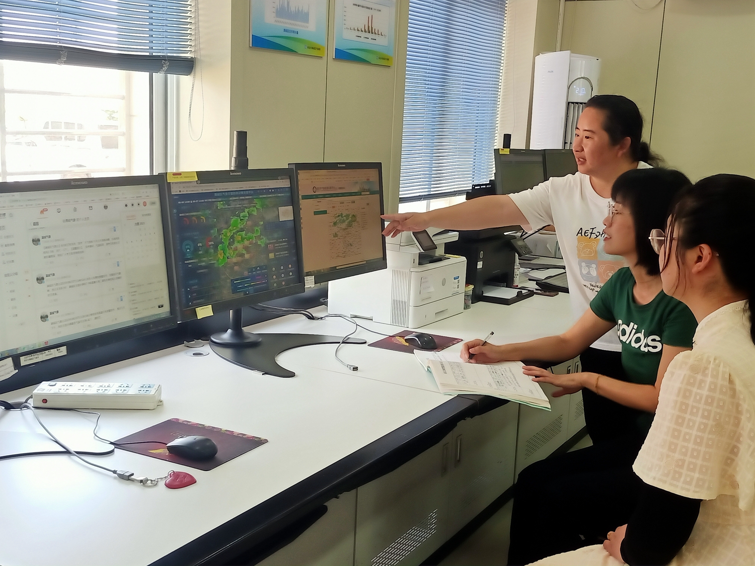 图片默认标题_fororder_满城区气象台工作人员研讨天气走势 摄影 王浩