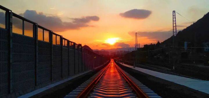 坐着高铁看凉都 | 乘高铁，一颗“红心”走天下