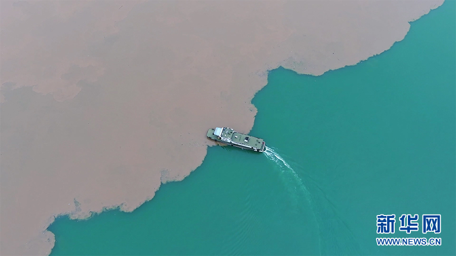 重庆：长江乌江交汇处形成“鸳鸯锅”景观