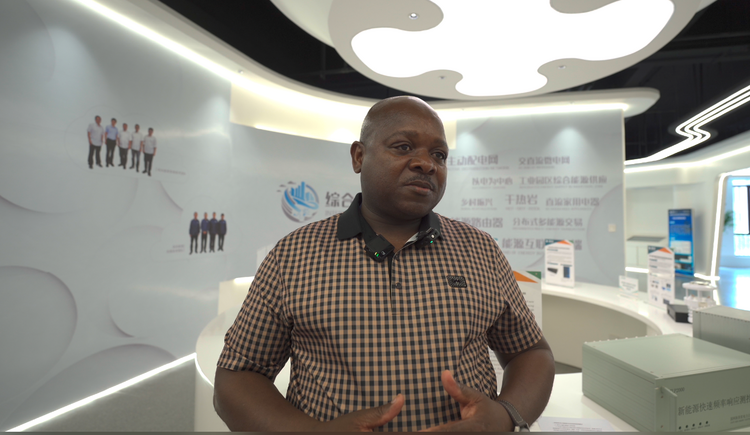 驻华外交官探访中国西部科技创新港能源互联网创新实验平台 赞校企“强强联合”_fororder_图片42