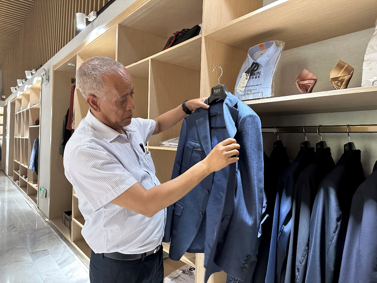 國貨備受青睞 駐華外交官在杜克普開啟“買買買”模式_fororder_圖片103