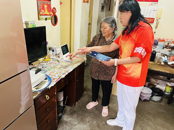 智慧赋能社区治理 让老人“独居不独”_fororder_微网格员向老人科普安全用气知识-供图-成都高新区肖家河街道办