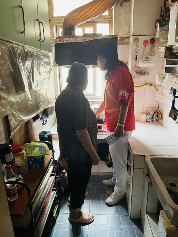 智慧赋能社区治理 让老人“独居不独”_fororder_微网格员上门查看情况-供图-成都高新区肖家河街道办