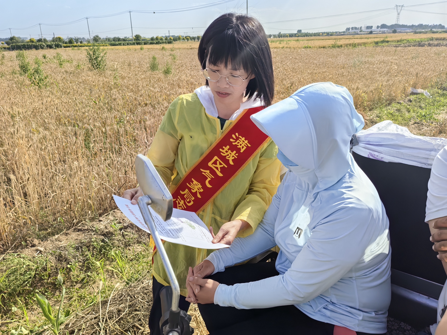 图片默认标题_fororder_满城区气象台工作人员深入田间地头向麦农介绍天气最新趋势 摄影 刘月