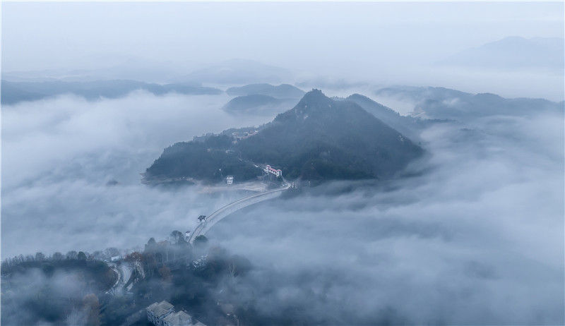 信阳新县：只此青绿映碧水 湖光山色两相_fororder_观云卷云舒，赏山水画卷。 党智华 摄