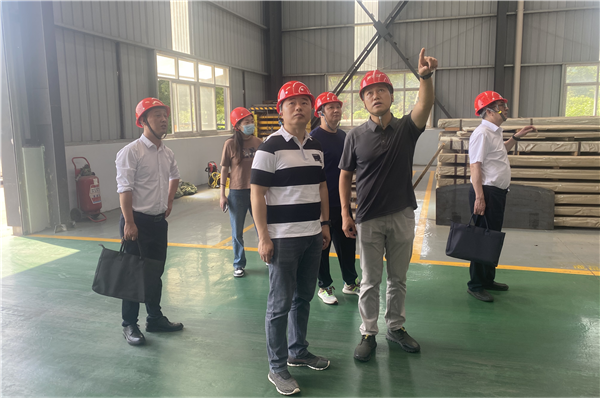 武汉：人大代表进企业 群策群力助企业发展_fororder_图片1