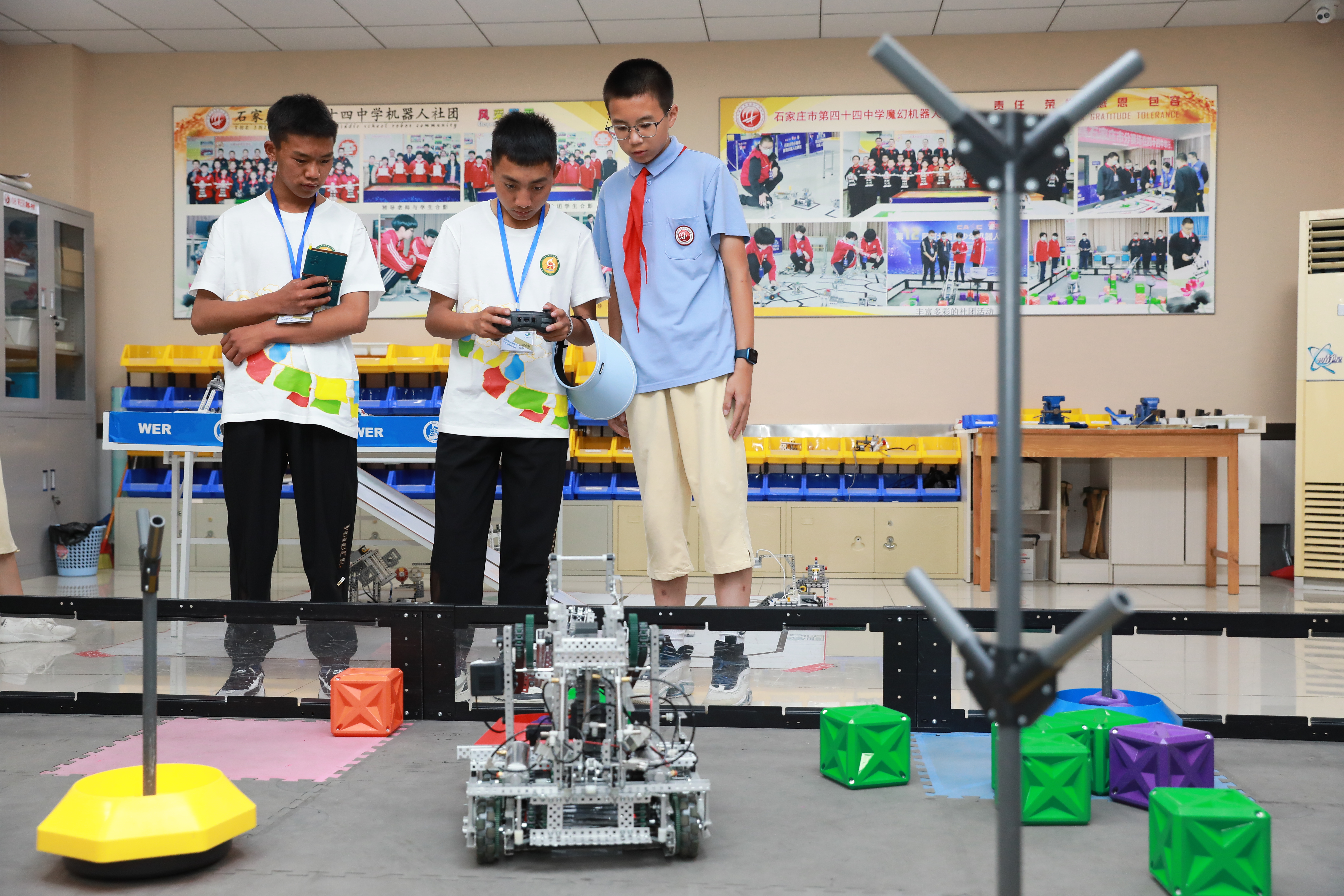 西藏阿里河北完全中学师生到石家庄第44中学交流_fororder_西藏拉萨阿里河北完全中学的学生们体验四十四中学机器人社团的机械模型