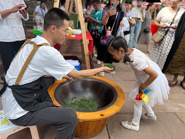 （张）眉山洪雅:举行“文化和自然遗产日”非遗宣传展示活动_fororder_活动现场