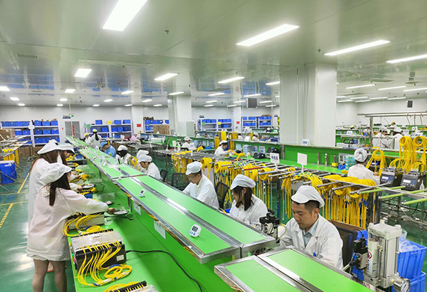 （张）眉山洪雅：绿色工业奋力冲刺“双过半”_fororder_嘉万光通信生产车间