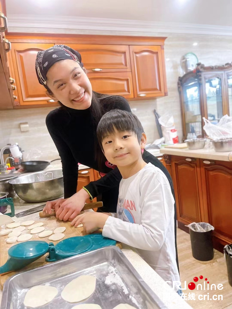 （遇见中国）泰国餐厅老板娘雪莉：美食是一座桥梁 连接着泰中人民_fororder_雪莉和儿子在家包饺子
