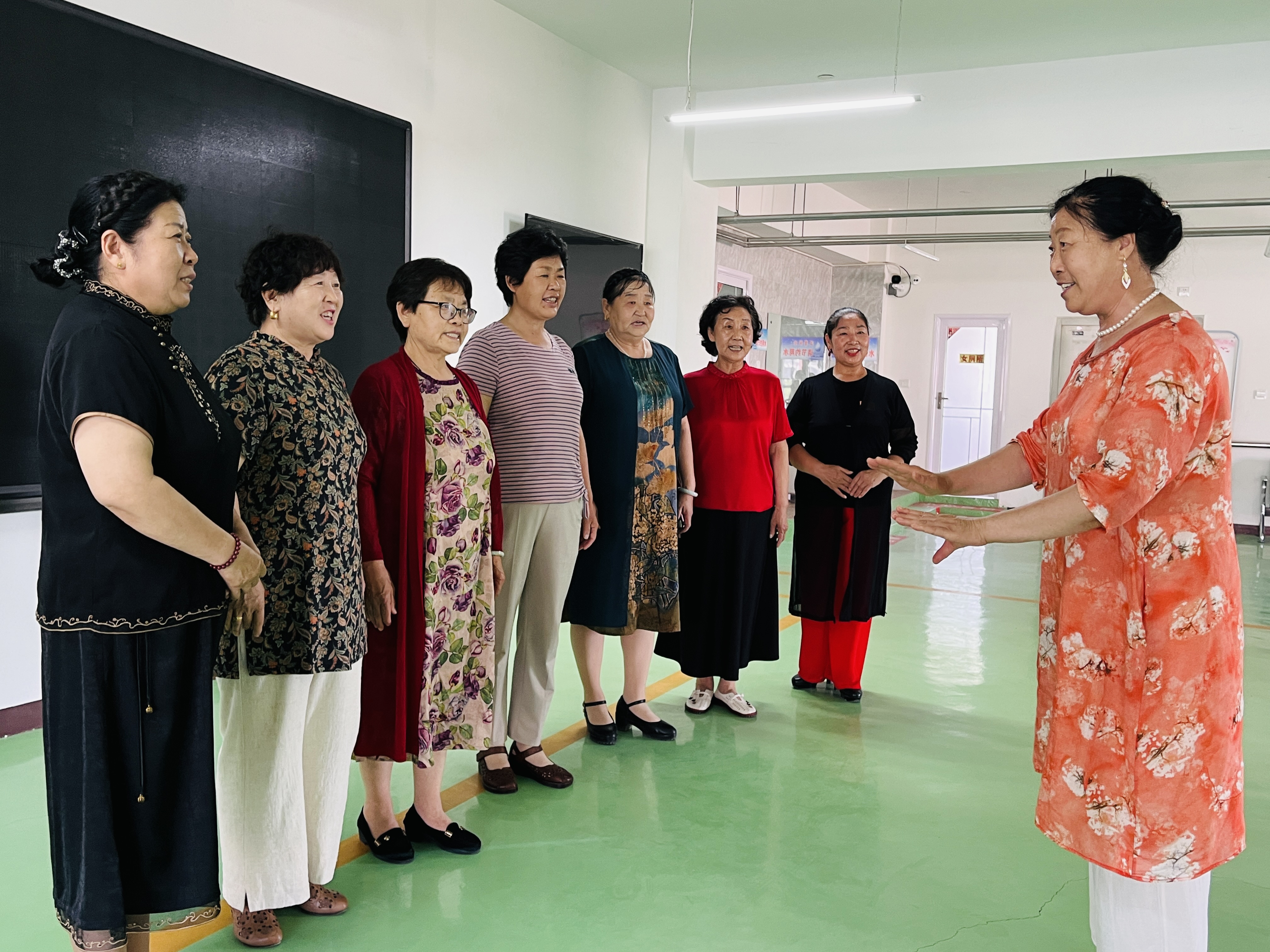 （原创）河北涞水：日间照料中心 让老人乐享幸福晚年_fororder_图四为老人们正在社区日间照料服务中心活动室内排练节目。（李金璐 摄）.JPG