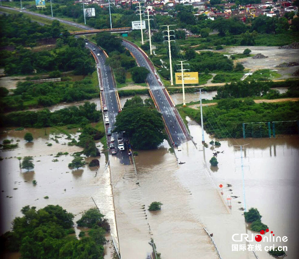 科,强降雨造成太平洋沿岸洪涝,图为当地的一段高速公路被洪水淹没