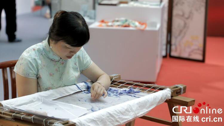 探索中华优秀丝绸服饰文化 中国丝绸在杭州展示经典_fororder_微信截图_20230612103702