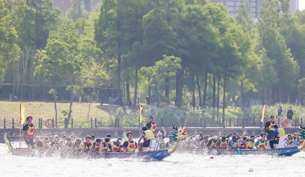 【聚焦上海-焦點圖】長三角地區32所高校留學生在滬賽龍舟