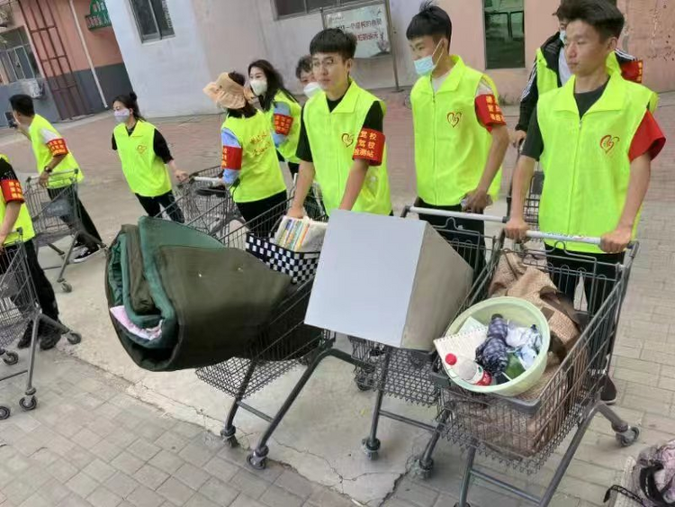 （原創）滄州黃驊“張新高考愛心服務隊”：為高考學子站好最後一班崗_fororder_圖片7