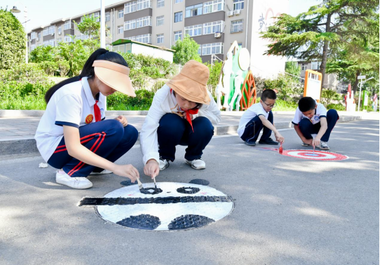 （原创）邯郸冀南新区：井盖变“景”盖 涂鸦绘文明_fororder_邯郸冀南新区：井盖变“景”盖 涂鸦绘文明346