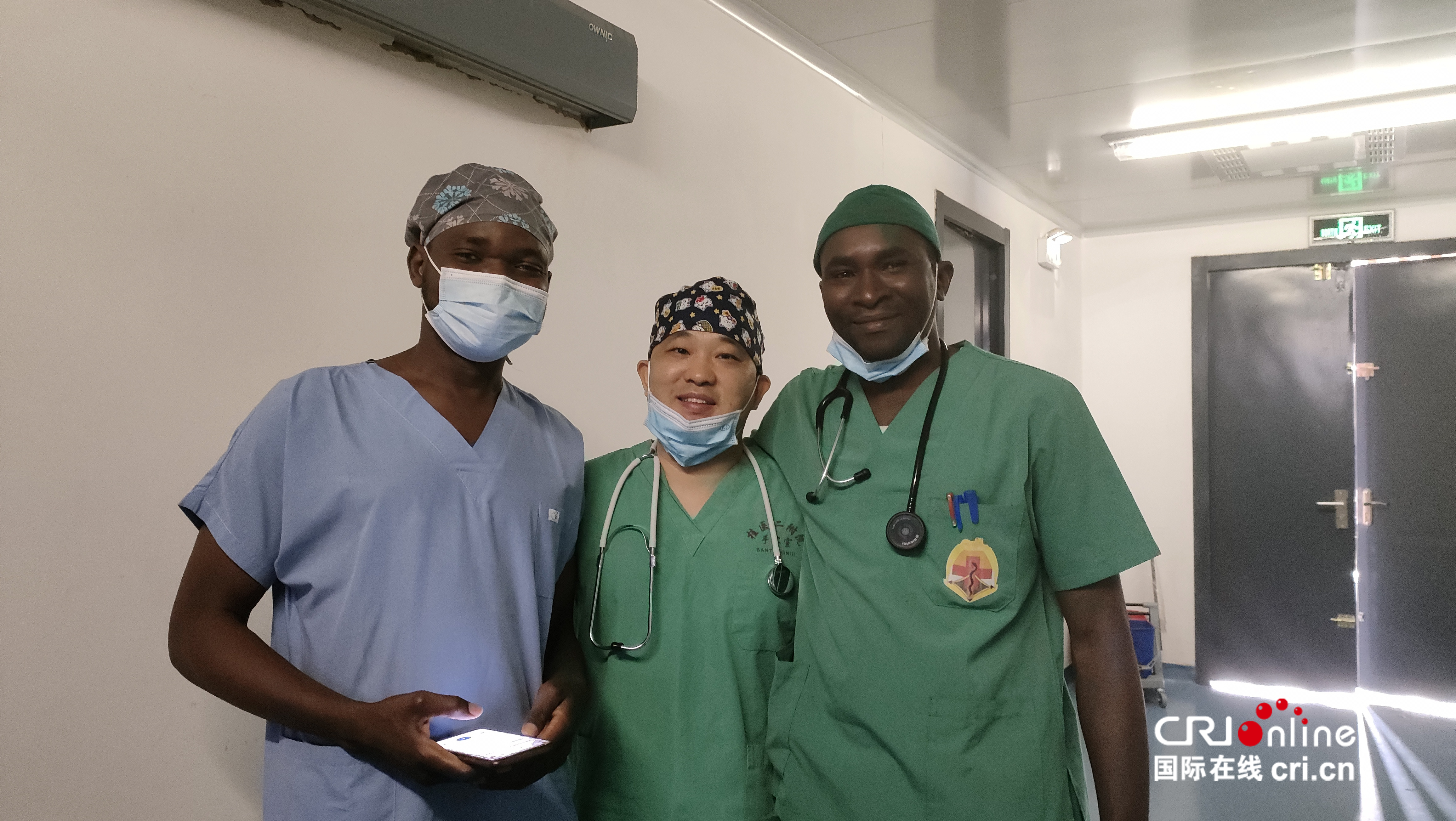 《援外日記》：尼日爾醫生開始學習神經阻滯麻醉術_fororder_與尼日爾綜合醫院麻醉科醫生合影