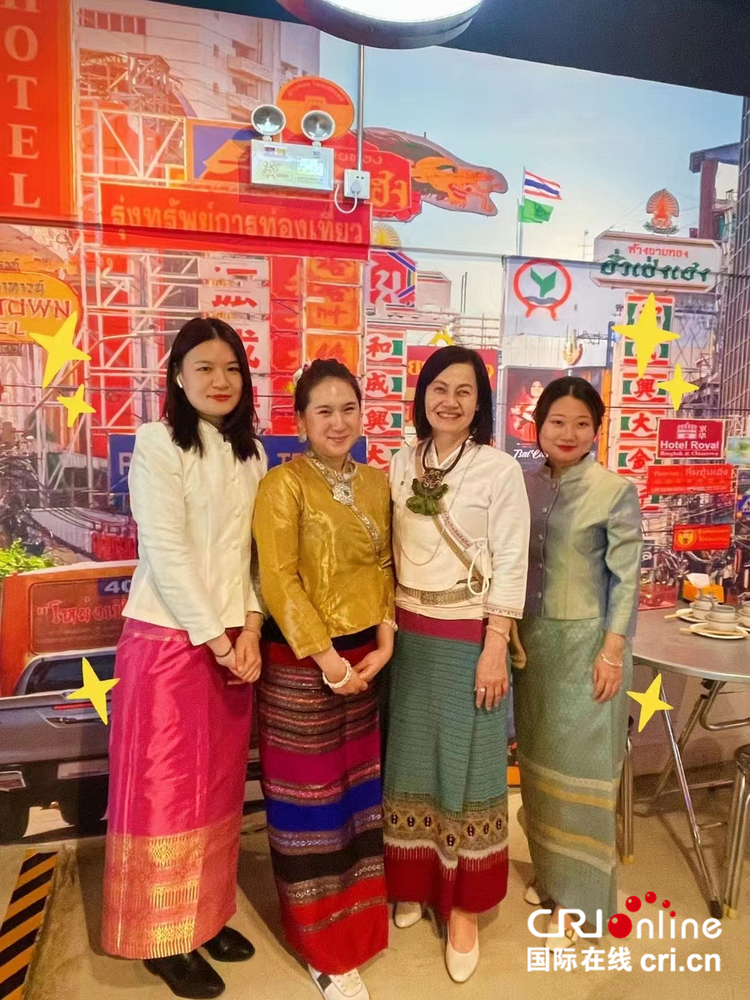 （遇见中国）泰国餐厅老板娘雪莉：美食是一座桥梁 连接着泰中人民_fororder_雪莉（左二）和朋友们在餐厅合影