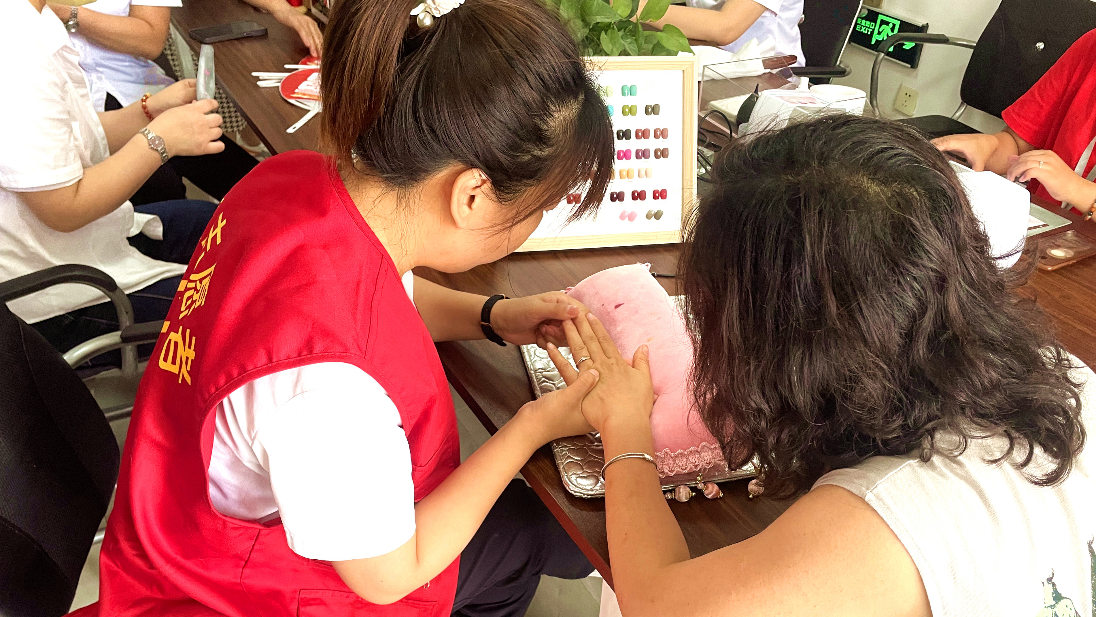 （原创）河北唐县：便民活动架起服务群众“连心桥”_fororder_志愿者为居民提供美甲服务