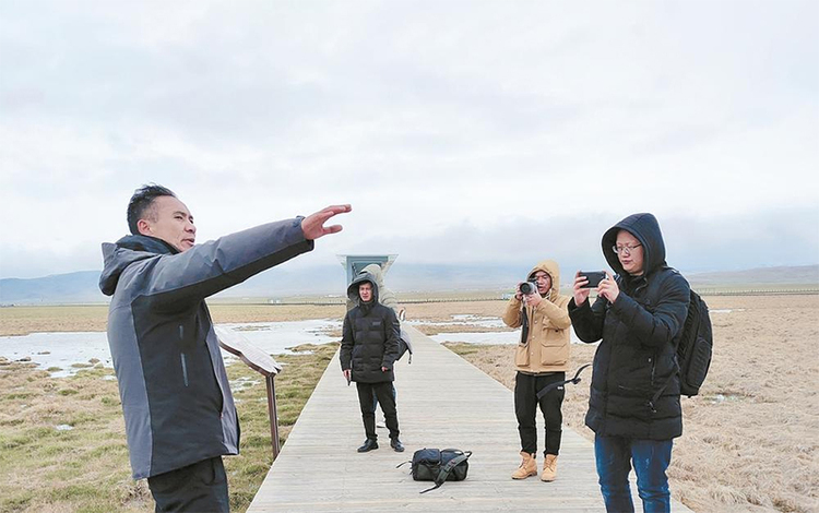 成都日报锦观新闻记者在若尔盖采访青藏高原东南,四川盆地西北,这里是