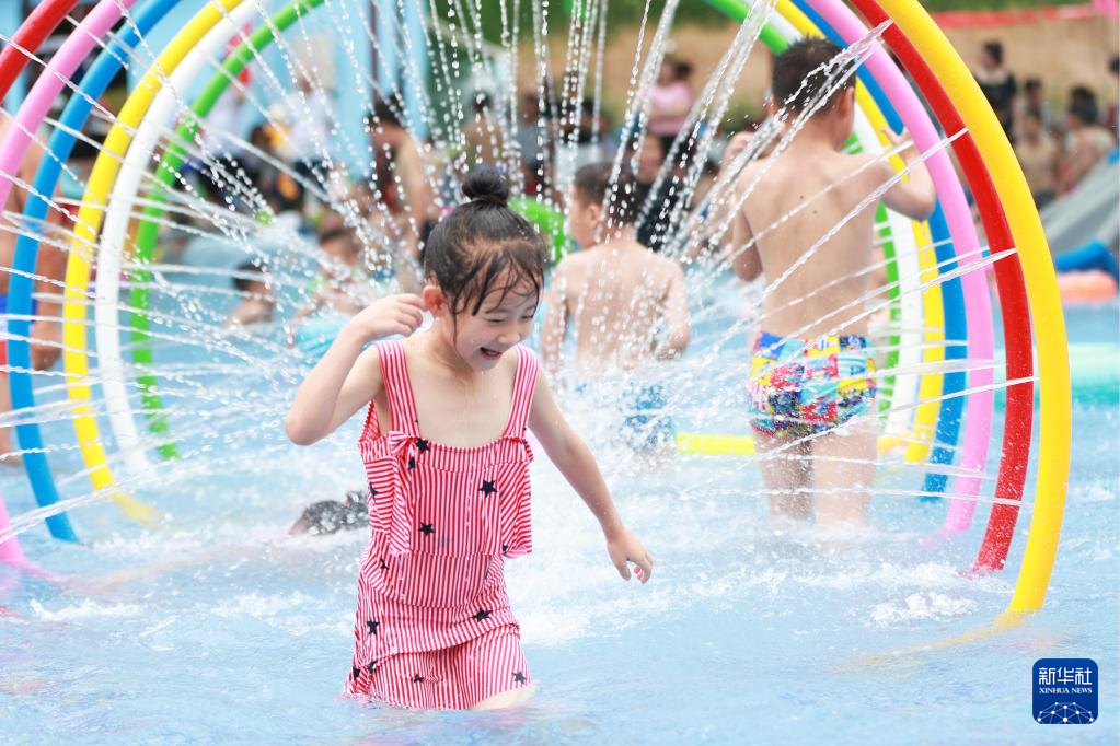 湖北襄陽：盛夏戲水享清涼