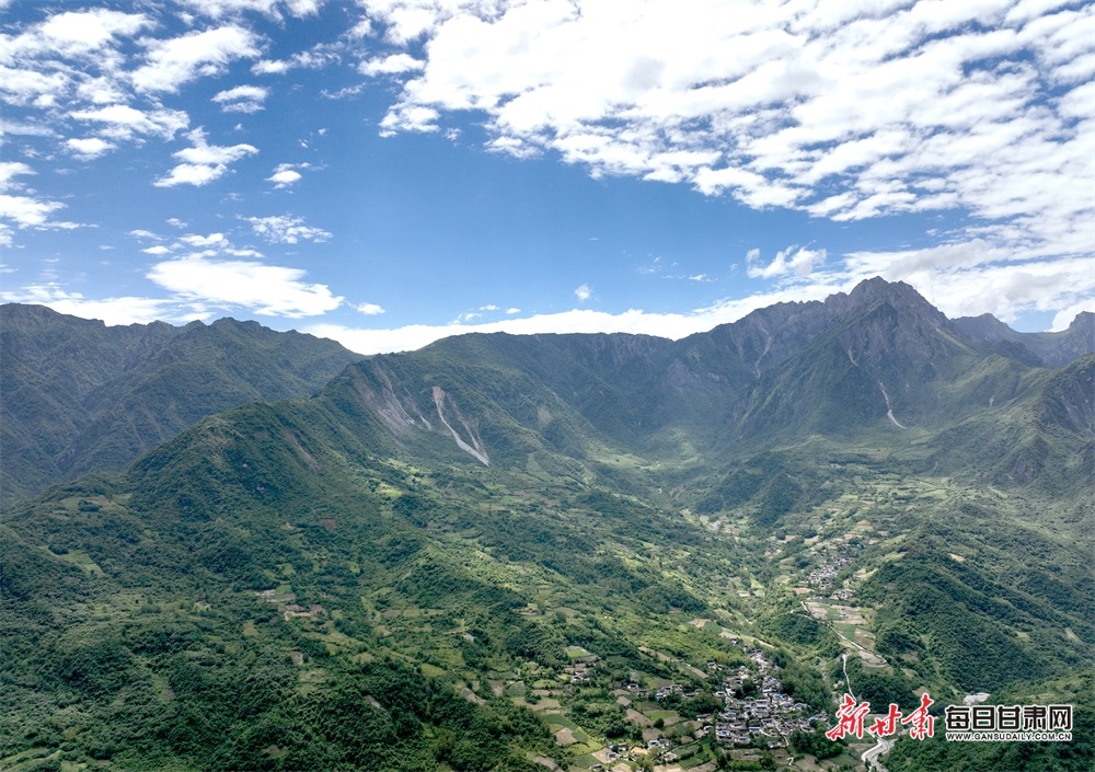 陇南文县雄黄山：草甸如茵山峰险 牛羊散落似珍珠_fororder_4