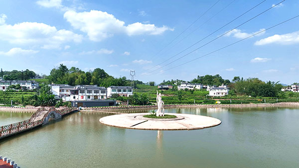 （张）宜宾高县：蚕桑产业蓄势“化蝶” 绿叶银丝织就“致富路”_fororder_人民村天蚕湖--摄影-罗景萍