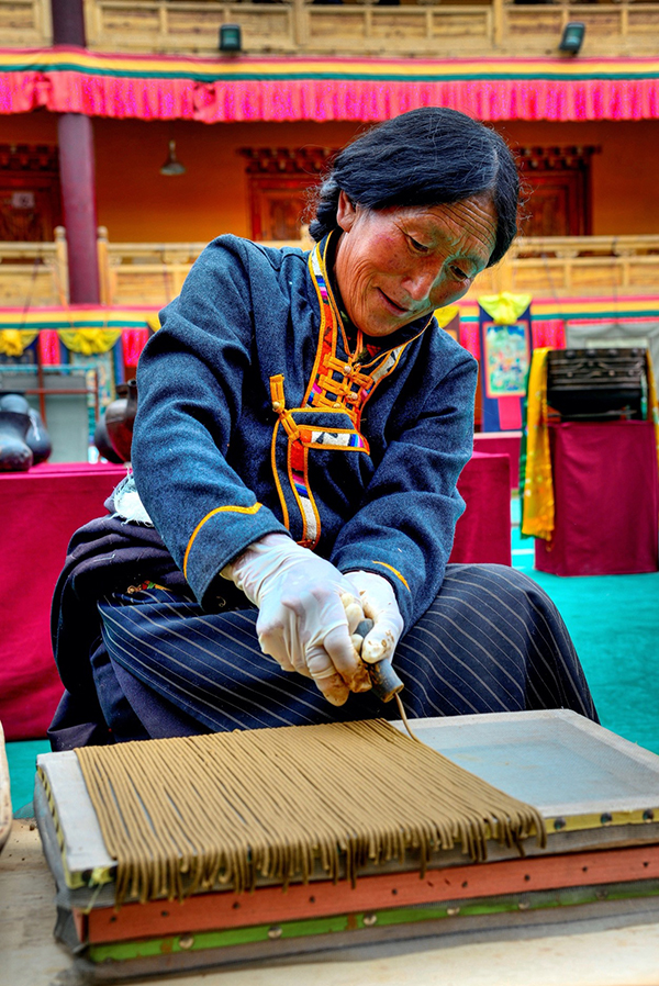 世界你好，我是阿坝｜壤塘县：建好“四好农村路”助力乡村振兴_fororder_制作藏香-摄影-刘辉