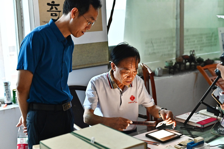 （原创）河北安国：文化名家举办“药都四季”摄影作品展_fororder_王幸来整理多年前拍摄的老照片。王幸来供图