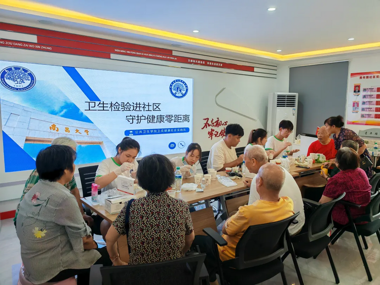 南昌大学公共卫生学院：“医”路出彩燃青春 爱心服务护健康_fororder_图片1