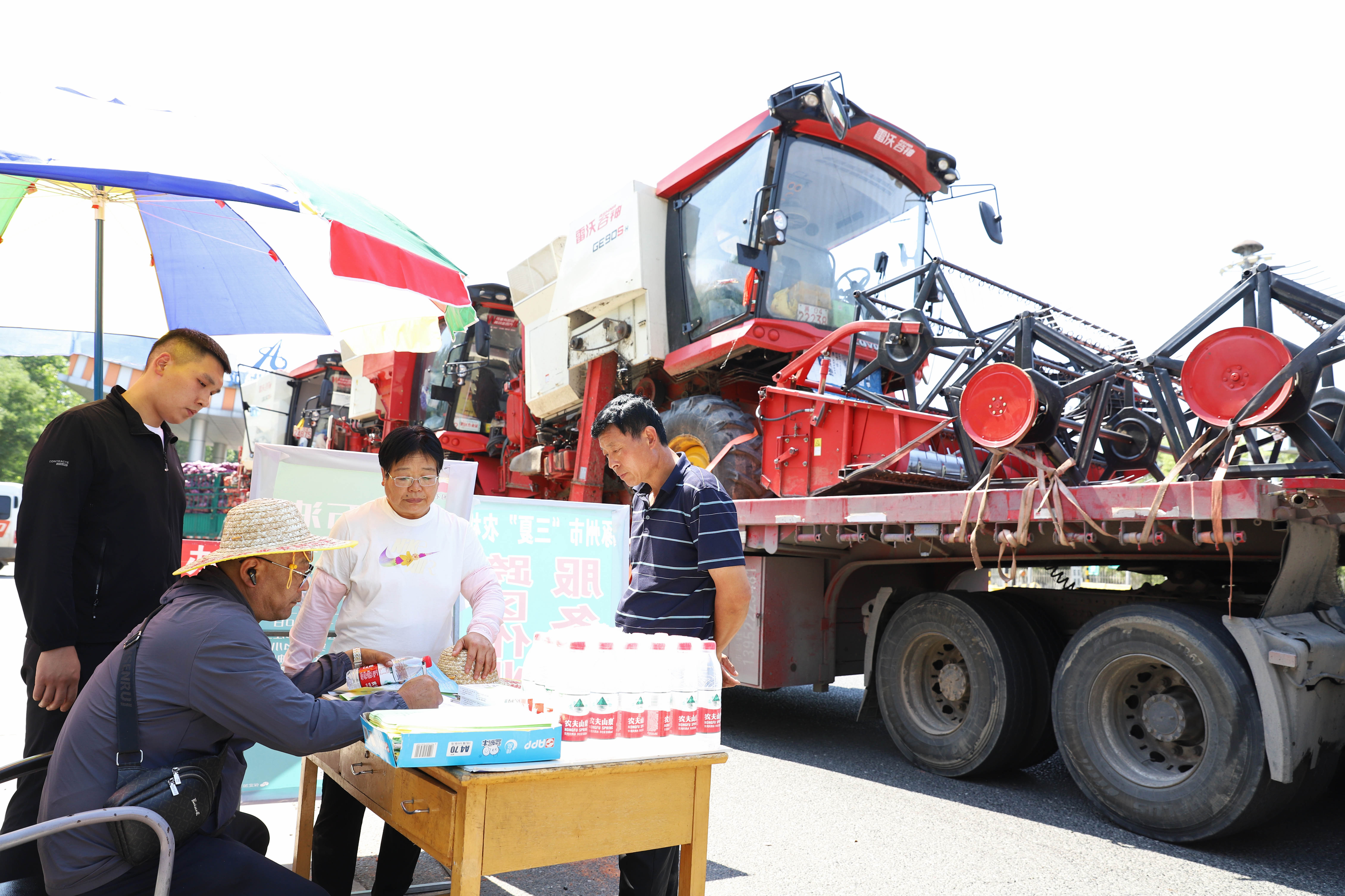 （原创）河北涿州：做好农机跨区作业服务工作 护航“三夏”麦收_fororder_6月14日上午涿州南高速口，跨区作业农机手在服务站登记相关信息和服务需求。熊华明摄