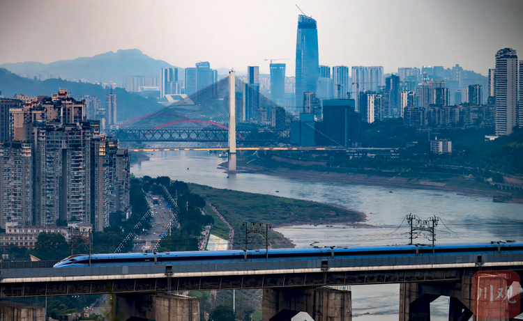 6月,华灯初上,站在高处眺望横跨宜宾市金沙江上的大桥依次排开,在灯光